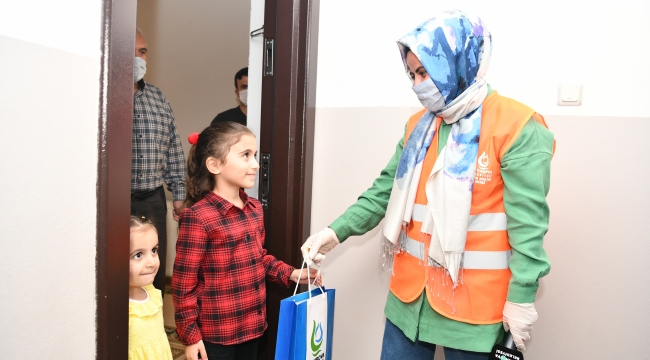 Çiftçi, kendisine mektup yazan küçük Ayşe'ye kitap hediye etti