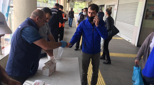 Marmaray istasyonunda maske dağıtımı yapılıyor