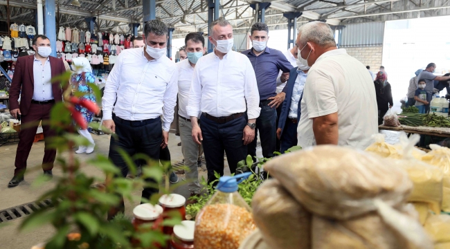 Büyükakın halk pazarından alışveriş yaptı, kadın emeğine vurgu yaptı