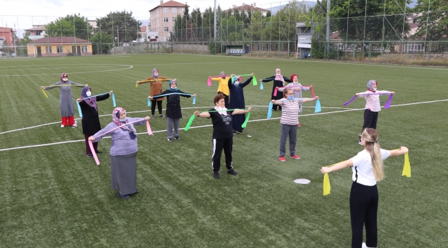 Kocaelili anneler açık havada spor yapıyor