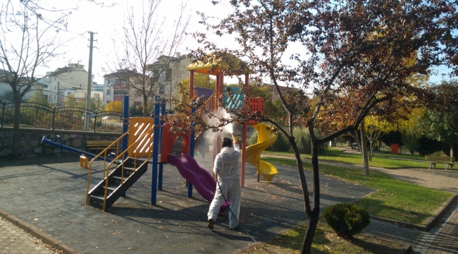 Çayırova'da parklar dezenfekte edildi, caddeler yıkanıyor