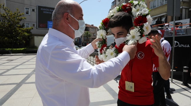 Şamdan'a Darıca'da şampiyonlara yakışan karşılama