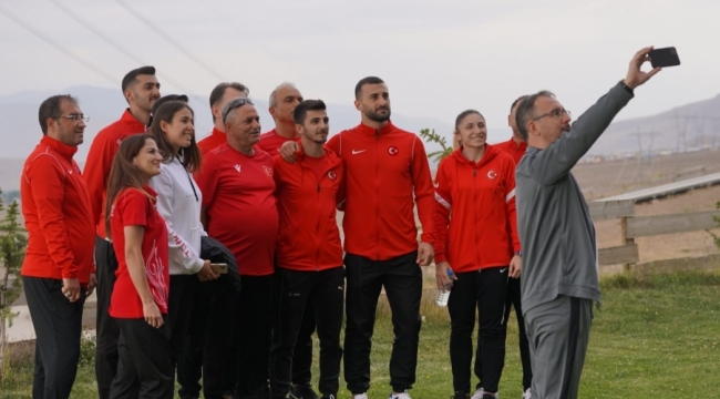 Bakan Kasapoğlu, Eray Şamdan ve diğer milli sporcuları ziyaret etti