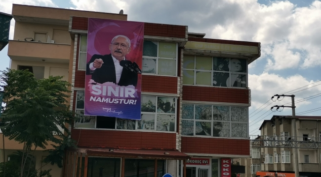 CHP Darıca binasına 'Sınır Namustur' afişi asıldı