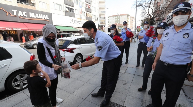 Gebze zabıtasından esnafa çiçek