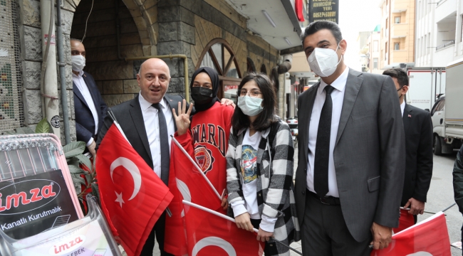 Darıca'da esnafa ve vatandaşlara Türk Bayrağı dağıtıldı