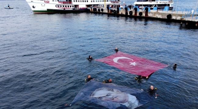 Körfez'de Türk Bayrağı ve Atatürk posteri