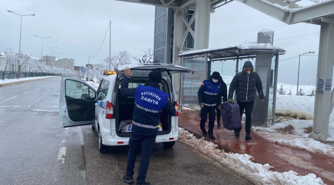 Büyükşehir Zabıtası herkese yardım elini uzattı