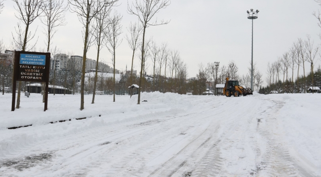 Gebze bölgesindeki parkların otoparkları kardan temizleniyor