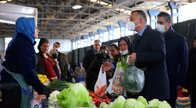 Büyükakın ve eşi pazarda kurulan tezgahları tek tek gezdi