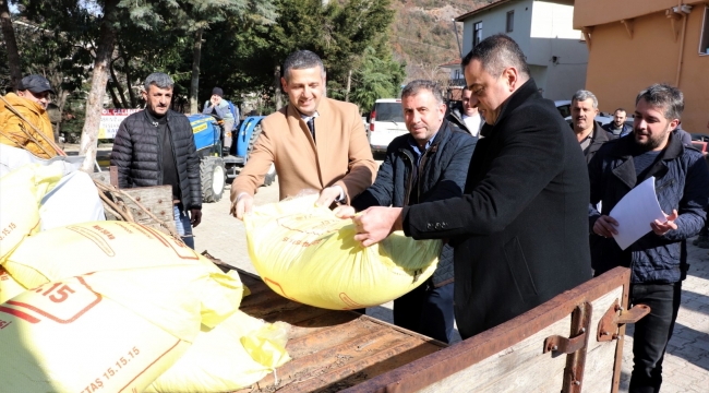 Büyükşehir'in gübre desteği çiftçilerin yüzünü güldürüyor