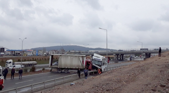 Ters yöne giren TIR, başka bir TIR'a çarptı: 1 yaralı  