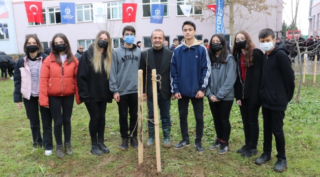 Büyükşehir, 1041 meyve fidanını okullarda toprakla buluşturuyor