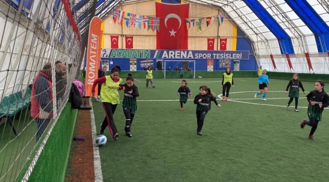 Futbolcu kızlar, anneleriyle maç yaptı