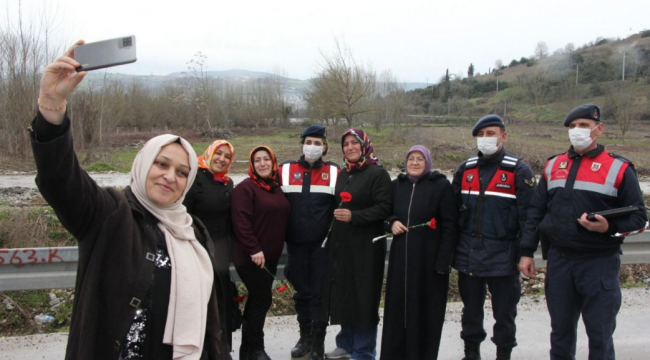 Jandarma ekipleri, kadınlara karanfil dağıttı