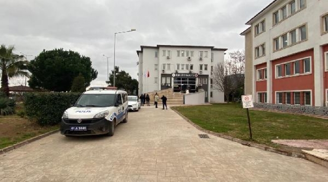 Polis memuru, tabancayı kontrol ederken meslektaşını vurdu