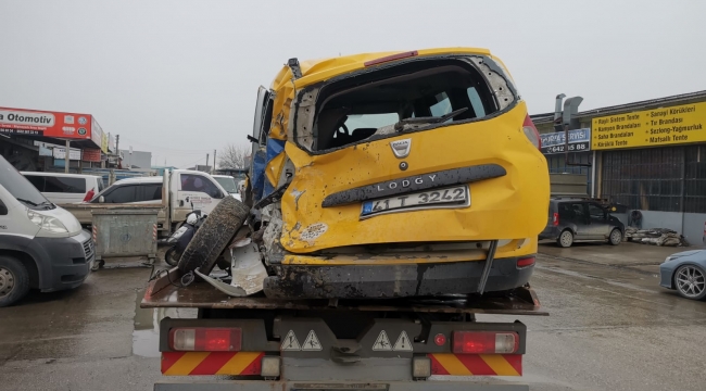 TIR'ın altına giren taksi sürücüsü yaralandı