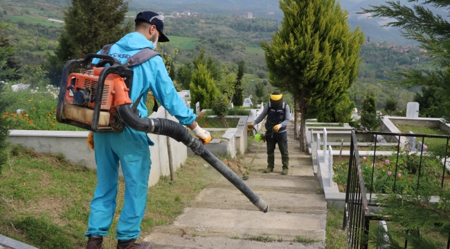 Mezarlıklarda bayrama hazırlık