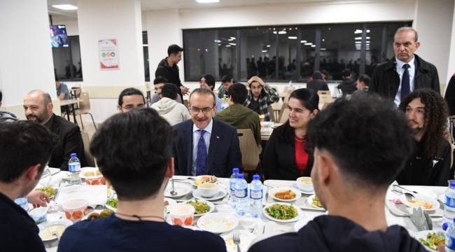 Vali Yavuz, öğrencilerle iftarda buluştu