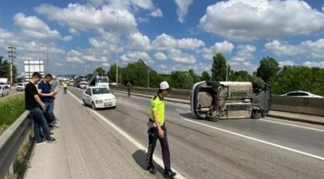 2 araca çarptıktan sonra devrildi