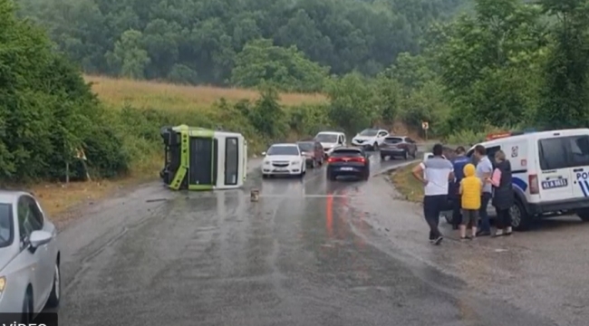 Özel Halk Otobüsü duvara çarpıp devrildi