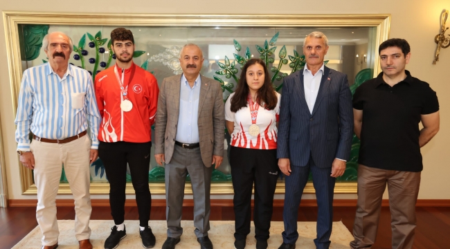 Büyükgöz, başarılı sporcuları ödüllendirdi