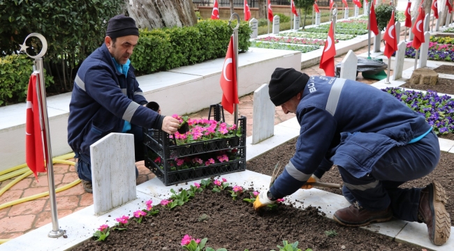 Mezarlıklar bayrama hazır