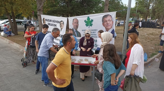 Gelecek Partisi Kocaeli, aşure dağıttı