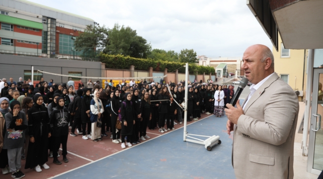 Başkan Bıyık, okulun ilk günü öğrencileri yalnız bırakmadı