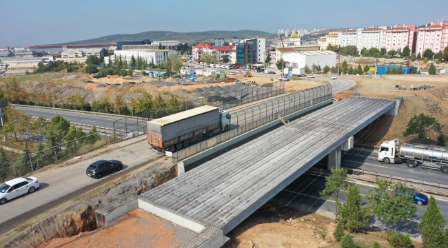 Çayırova Turgut Özal Köprüsü'nde kiriş montajı yapıldı