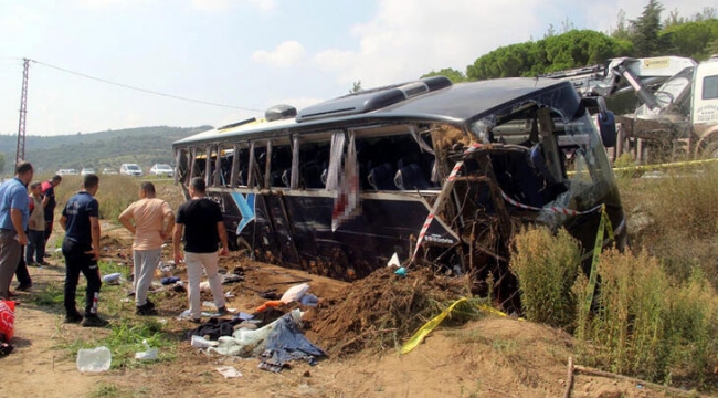 Kocaeli'den Çanakkale'ye giden tur otobüsü devrildi: 1 ölü, 54 yaralı