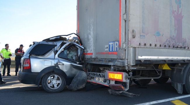 Lastiği patlayan cip, TIR'a arkadan çarptı: 1 ölü, 2 yaralı