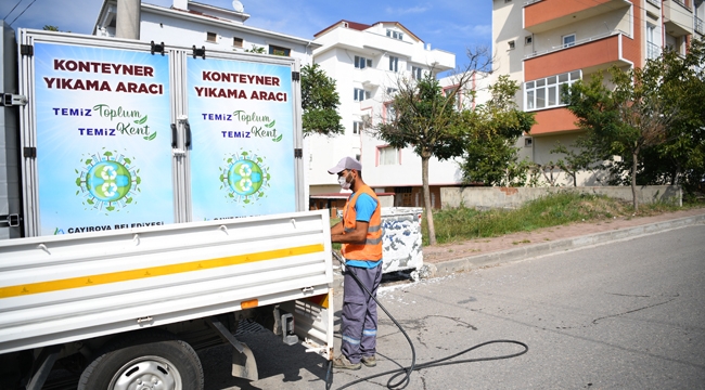 Çayırova'da çöp konteynerleri yerinde dezenfekte ediliyor