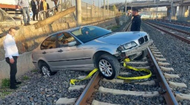 Otomobil tren raylarına düştü