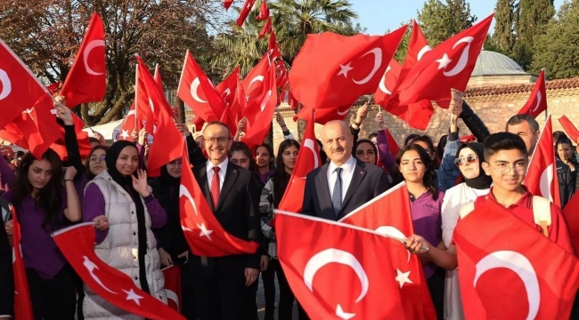 Vali Yavuz ve Başkan Büyükgöz'den Gebzelilere binlerce Türk Bayrağı