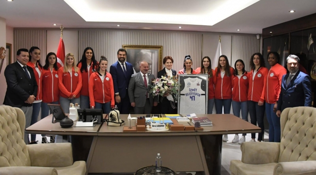 Akşener, İzmit Belediyespor'u ağırladı 