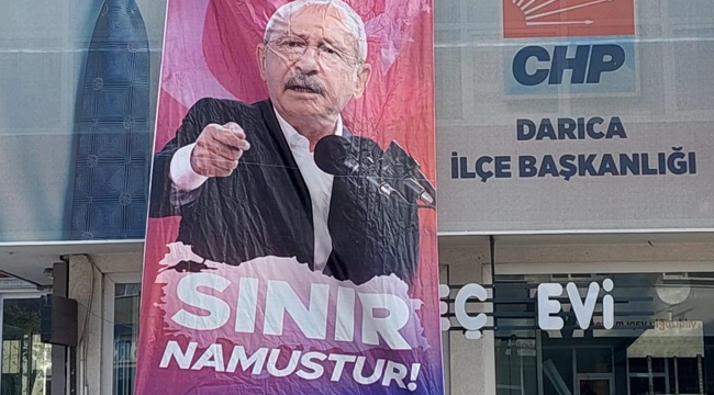 CHP Darıca İlçe Başkanlığı'na 'Sınır Namustur' pankartı asıldı