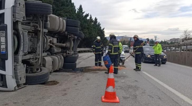 Kurşun yüklü kamyon devrildi