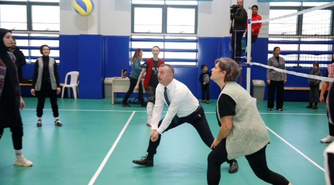 Başkan Büyükakın, kadınların voleybol heyecanına ortak oldu