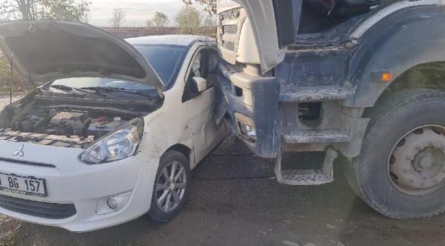 Depoya giren otomobile beton mikseri çarptı: 2 yaralı