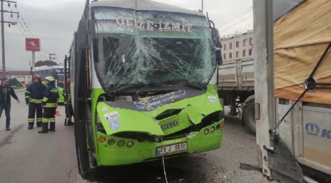 Halk otobüsü TIR'a çarptı: 7 yaralı