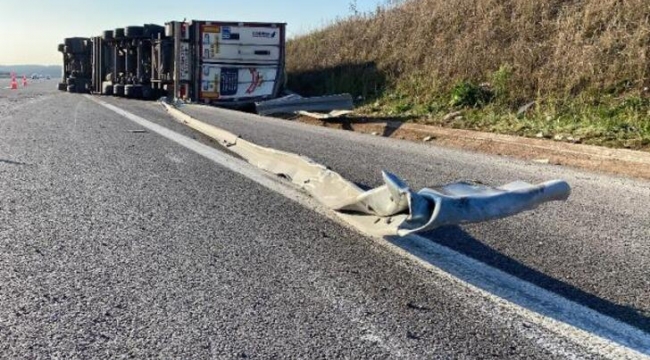 Kuzey Marmara Otoyolu'nda devrilen TIR'ın şoförü yaralandı