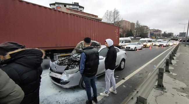 2 araç arasında kalan otomobil alev aldı