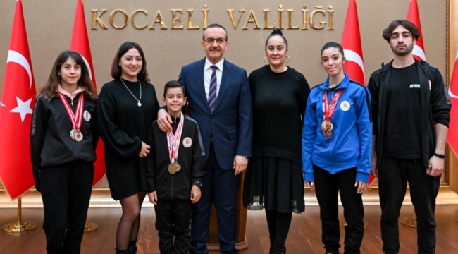 Dereceye giren sporculardan Vali Yavuz'a ziyaret