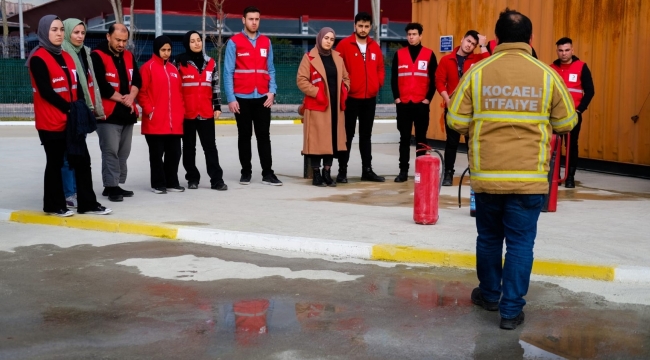 Kızılay gönüllülerine Büyükşehir İtfaiyesinden eğitim