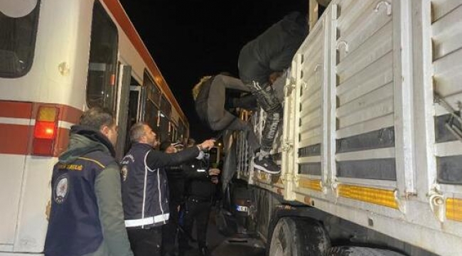 Kocaeli'de TIR'ın dorsesinde çok sayıda kaçak göçmen yakalandı!