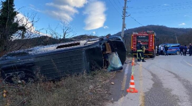 Kocaeli'de turistleri taşıyan minibüs devrildi: 7 yaralı