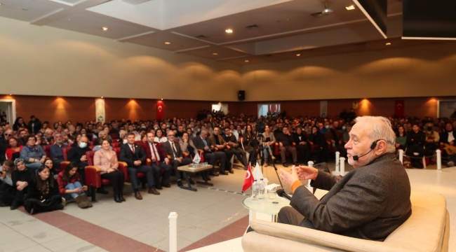 Kocaelili gençlerden İlber Ortaylı'ya yoğun ilgi 