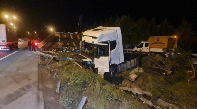 Otoyolda devrilen TIR trafiği aksattı