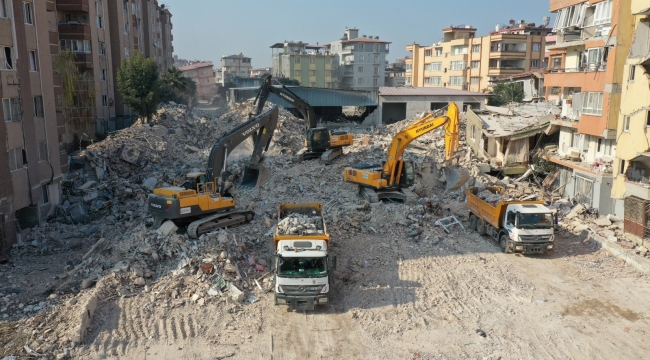 Büyükşehir, Hatay Defne'de enkaz kaldırma çalışması yapıyor